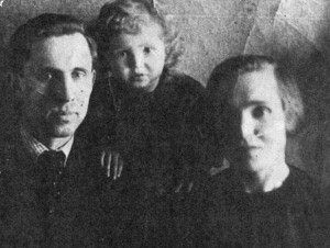 min2_358.jpg - Valia with Mikhail and Yalena in 1942