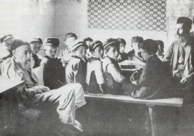 pol4_00179.jpg  Dlugosiodlo, the Melamed (teacher) and his schoolchildren