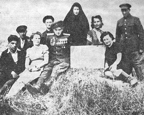 [39 KB] Group of Pinskers on a Martyrs' Grave -  History of the Jews of Pinsk (Part One: The Holocaust)