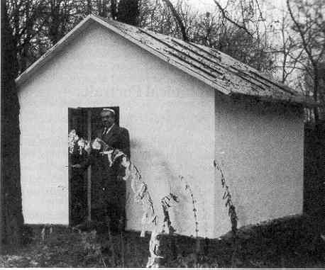 Saul Dessau before the Ohel of his ancestor