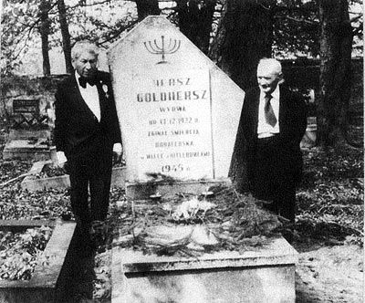 At the grave of Hersz (Heniek) Goldhersz. (Pseudonym 'Wyrwa')'