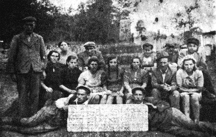 pod204.jpg 30.5kb The survivors after the Holocaust next to the memorial tablet in Zahajce