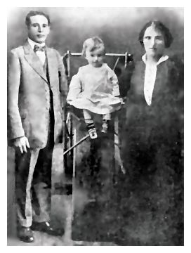 rok126a.jpg [19 KB] - Bunen-Aidel Kril, his son Israel, and wife Malkah, 1913
