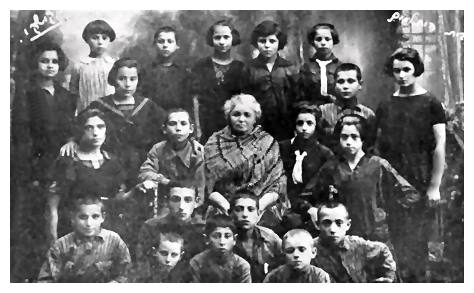 rok252b.jpg [29 KB] - Chanah Shadur with orphans