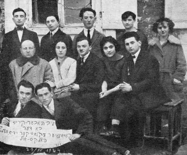 ruz107.jpg [36 KB] - Group  at the Yiddish School