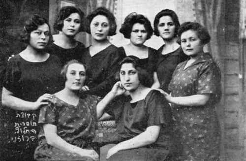ruz122.jpg [19 KB] - A group of seamstressess of Hechalutz in Ruzhany