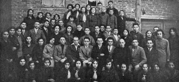 ruz135.jpg [31 KB] - A group of Hashomer Hatzair in Ruzhany, 3 Cheshvan 5690 / 1929