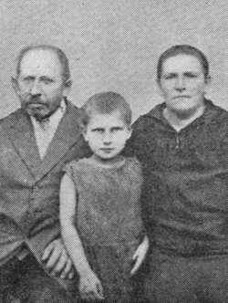 ruz176.jpg - Yitzchak-Izak Sokolovsky, his wife Chana, and their youngest daughter Miriamke