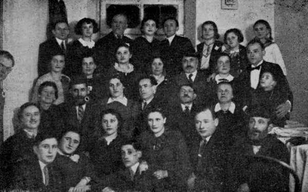 ruz187.jpg - The Itzkowich family and their relatives after the marriage of Chaya Abramowich to Leibel Dumovsky
