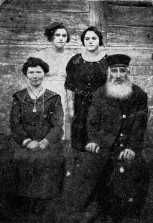 Moshe Koppel with his wife and daughters