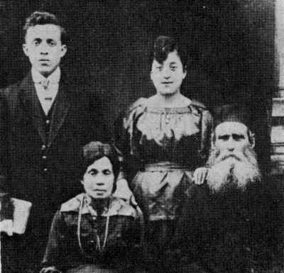 Shmuel Kravchevitz and his family
