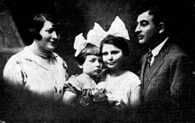 Ettel and Yankel Kolodzhensky and their daughters, Sarah and Edka