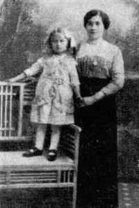 Rachel Plut and her daughter Sheina-Chinka