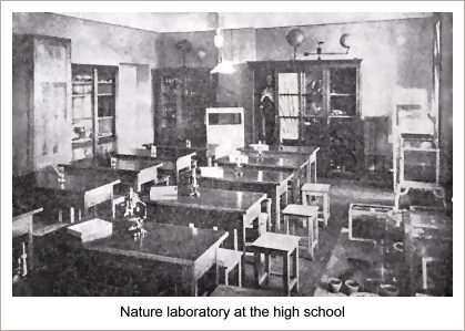 Sos230a.jpg [34 KB] - Nature laboratory at the high school