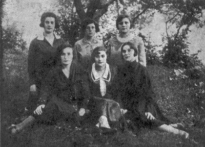 ten204.jpg - Rivka Shmuklerman, Peshe Shmuklerman, Peshe Losthoyz, Rivka Losthoyz, Sheve Friedland-Shenker, Hana Shenker