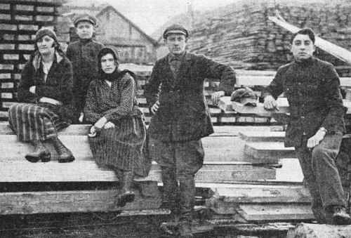 A group of Volozhin born pioneers at Polak's saw-mill