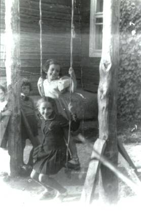 Sonitshka Perlman (sitting) and Etinka (Michl Polak's granddaughter)