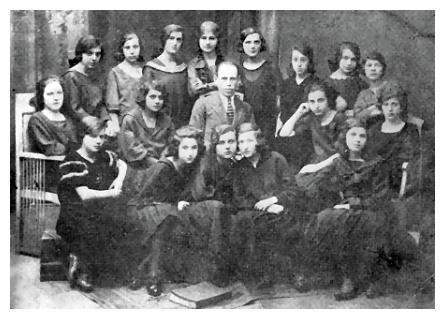 Zag076.jpg [30 KB] - Female students of Mrs. Liberman's Jewish junior high school