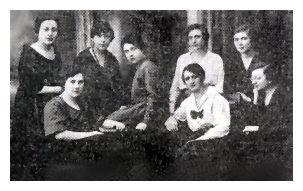 Zag162b.jpg [16 KB] - Group of girlfriends amongst the first Bundists