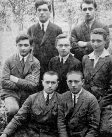 A group of students in the "Yavne" school [Pinkas Zaglembie, page 512]