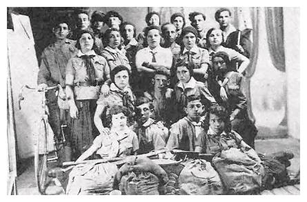 zgi330.jpg A group of Gordonia members prior to going out on an excursion [34 KB]
